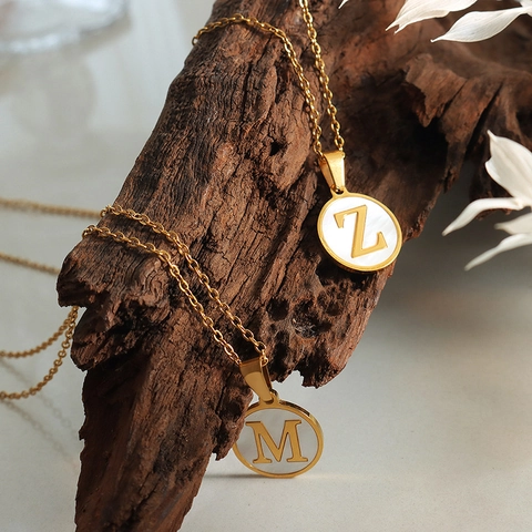 Minimalist Stainless Steel Round Alphabet Pendant Necklace Gold Plated Mother Of Artificial Pearl Initial Shell Jewelry For Women