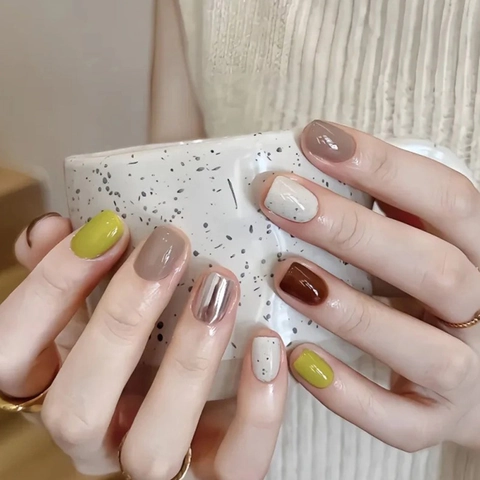 Glossy Press On Nails Short Square Round Shape Lime Green Coffee Brown Silver Mirror White Spotted Minimalist Style