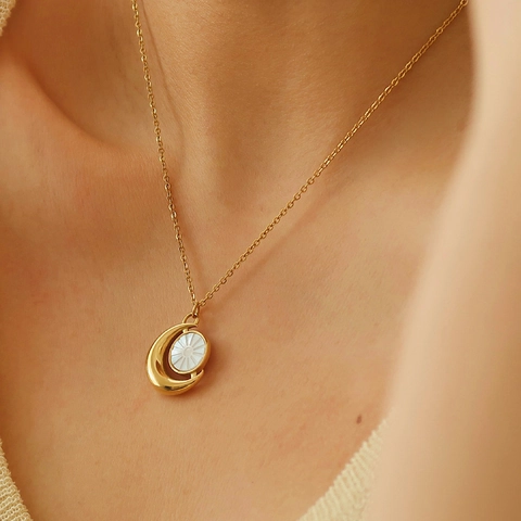 Collar con Colgante de Sol y Luna de Acero Inoxidable Minimalista para Mujer Chapado en Oro Concha Blanca Joyería Celestial de Moda