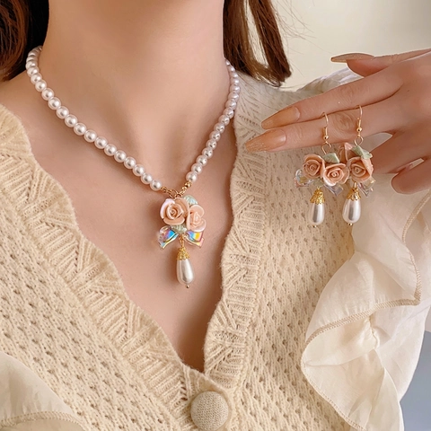 Francese Elegante Collana Di Künstliche Perle E Orecchini Con Rosa In Resina Fiocco Di Farfalla E Perno In Argento Sterling 925