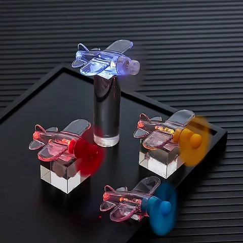 Mini Flugzeug Deko Mit Windkraft LED Licht Rotierender Propeller Kunststoff Transparent Fahrzeug Und Helm Deko Zubehör