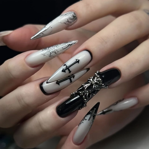 Unghie Finte Gothic Dark Style Stiletto Lungo Con Croci In Metallo Nero Bianco Argento Contrasto Fiamma Francese