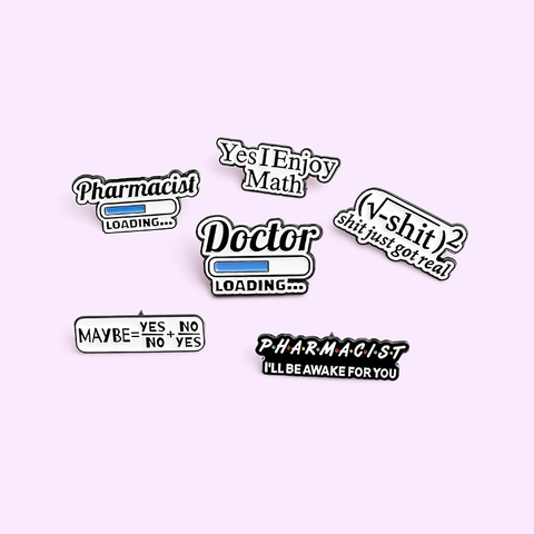 Spilla da Balia in Smalto con Formule Matematiche Umoristiche Distintivo di Caricamento per Medico e Farmacista Design Creativo Accessorio in Lega