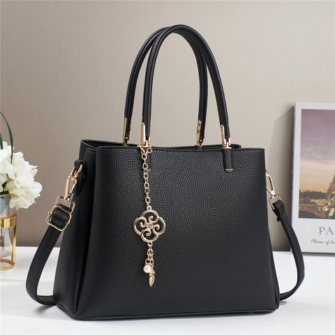 Borsa A Mano Elegante Da Donna In Pelle PU Con Motivo Litchi Grande Capacità Borsa A Tracolla Con Ciondolo Decorativo