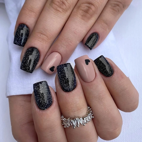 Press On Nägel Schwarz Glitzer Nude Quadratische Form Mittel Lang Dunkle Ästhetik Herzmuster Cool Maniküre Tipps Für Frauen
