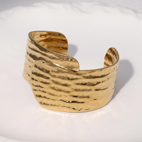 Gehämmertes Edelstahl Breites Manschettenarmband 18K Vergoldet Wellentextur Retro Minimalistischer Verstellbarer Armreif