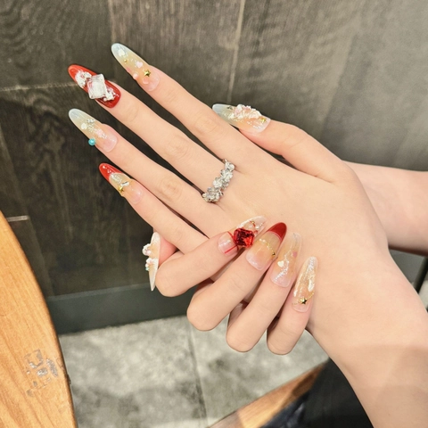 Uñas Postizas De Navidad Hechas A Mano Almendra Larga Degradado Rojo 3D Diamantes Perlas Artificiales Estrellas Puntas Artificiales