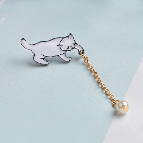 Süße Weiße Katze Emaille Brosche Mit Goldener Kette Und Kunstperle Anhänger Tier Reversnadel Für Kleidung
