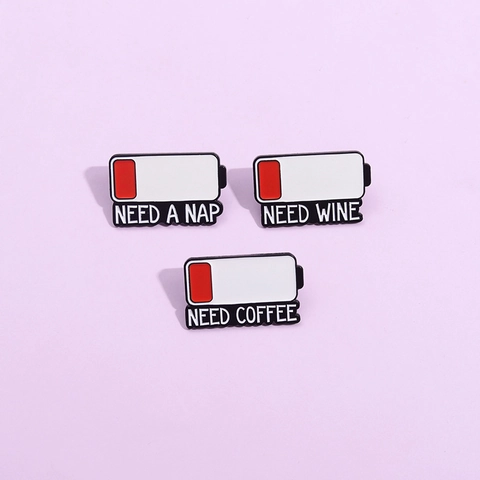 Humorvolle Emaille-Brosche Aus Legierung Lustiges Symbol Für Niedrigen Batteriestand Need Coffee Wine Nap Statement Anstecknadel Schmuck