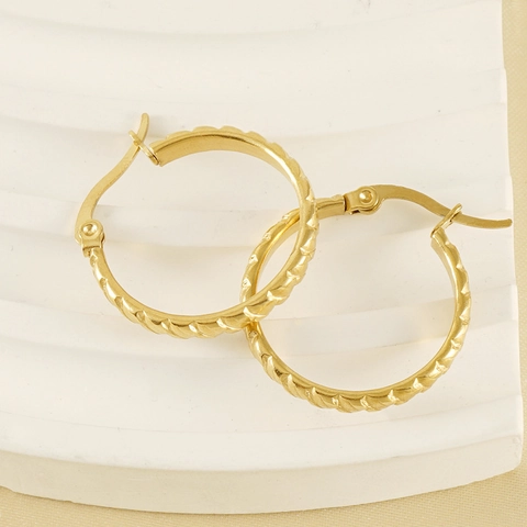 Boucles D'oreilles Créoles Texturées Rétro Plaquées Or 18K Acier Inoxydable Motif Torsadé Style Simple Pour Femmes