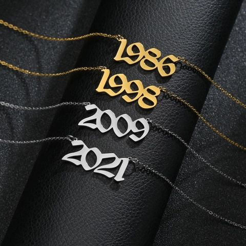 Geburtsjahr Nummer Anhänger Halskette Edelstahl Gotische Schrift Personalisierter Schmuck Jubiläum Geburtstagsgeschenk Damen Herren