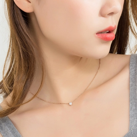 Collana da Donna Minimalista in Acciaio al Titanio con Pendente Tondo in Zirconia Castone a Lunetta Oro Oro Rosa Gioielli Collana Regalo