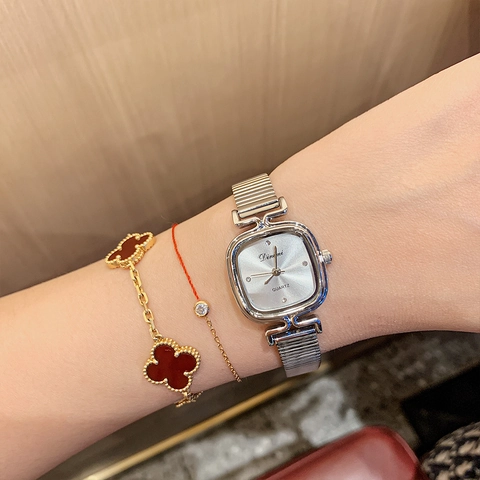 Montre Femme Carrée Rétro Minimaliste Quartz Analogique Montre Bracelet Boîtier Alliage Cuir Acier Mode Élégant Accessoire Dames