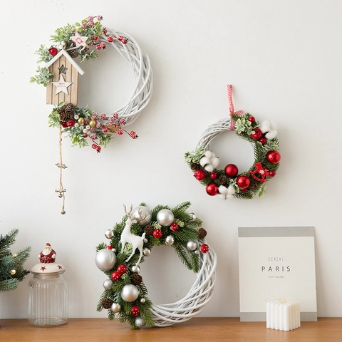 Ghirlanda di Natale in Vimini di Salice Bianco Con Pigne Bacche Piante Simulate Stile Nordico Decorazione da Appendere per Porta d'Ingresso Parete di Casa