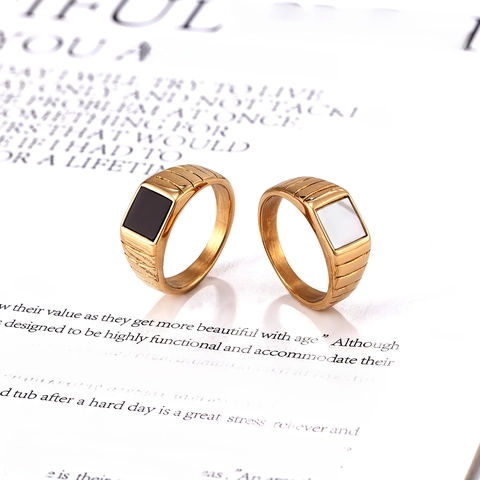 Bague Chevalière Carrée Géométrique Plaqué Or 14K Acier Inoxydable Nacre Blanche Incrustation Noire Unisexe