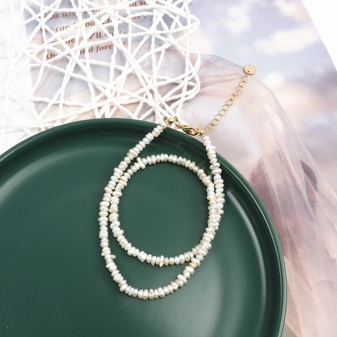 Natürliche Süßwasserperlenhalskette Mit Goldenem Legierungskugelanhänger Französischer Minimalistischer Choker Für Damen