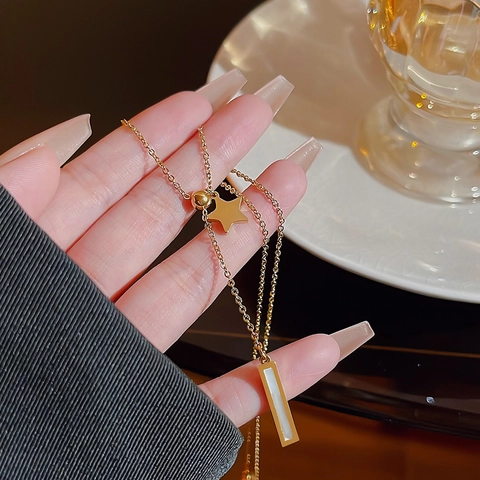 Collana in Acciaio al Titanio con Ciondolo a Stella e Geometrico per Donna Placcata in Oro Intarsiata con Conchiglia