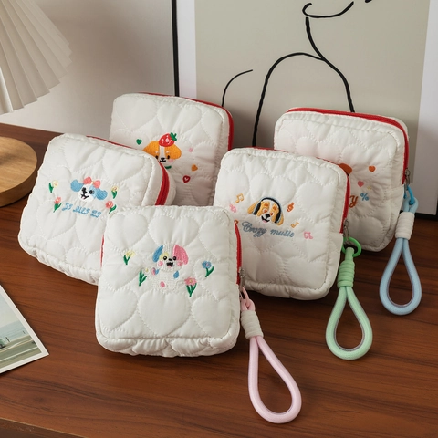 Trousse à Maquillage pour Femme Style Ins Coréen Matelassée en Cœur Broderie Chien Pochette de Rangement de Toilette Portable Avec Poignée Tressée Et Fermeture Éclair