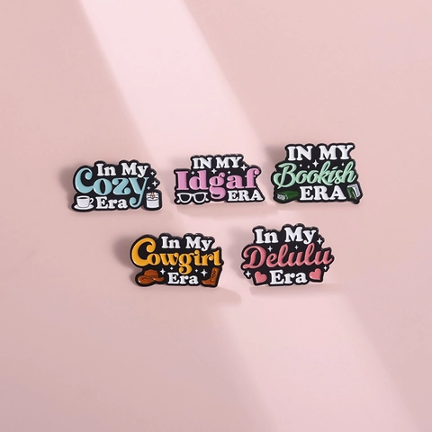 Broche de Aleación de Esmalte Creativo Personalizado In My Era Slogan Cowgirl Cozy Delulu Idgaf Bookish Insignias Para Ropa Bolsos