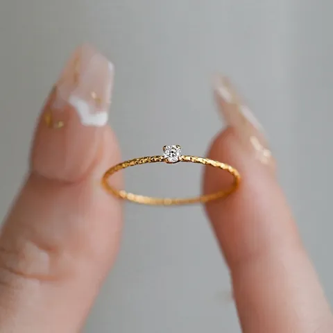 Minimalistische Dunne Ring Titanium Staal Verguld Ronde Zirkonia Getextureerde Band Sieraden Voor Vrouwen Elegant