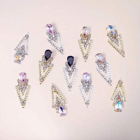 Ciondoli Per Nail Art In Lega Con Strass Goccia D'Acqua Forma A V Design A Punta Di Freccia Accessori Per Manicure Fai Da Te