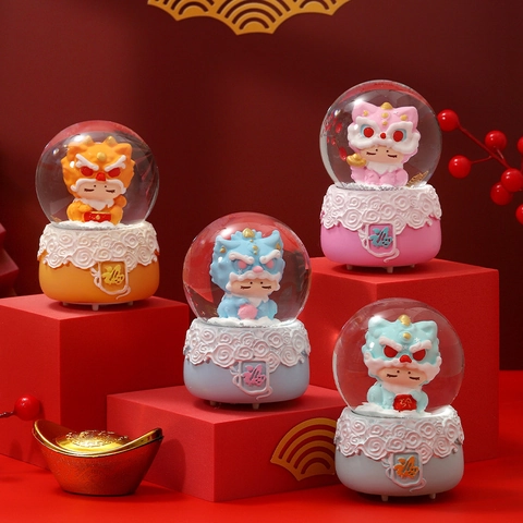 Festosa Palla di Neve Sfera di Cristallo Luminosa Ornamento da Scrivania in Resina Vetro Gatto della Fortuna Babbo Natale Statuetta per Natale Capodanno Casa Decor Regalo