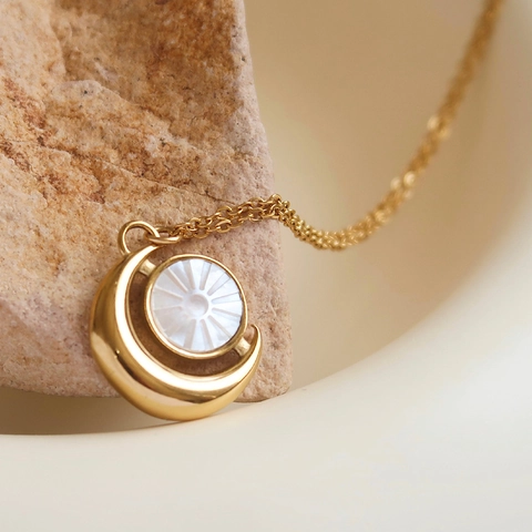Collar con Colgante de Sol y Luna de Acero Inoxidable Minimalista para Mujer Chapado en Oro Concha Blanca Joyería Celestial de Moda