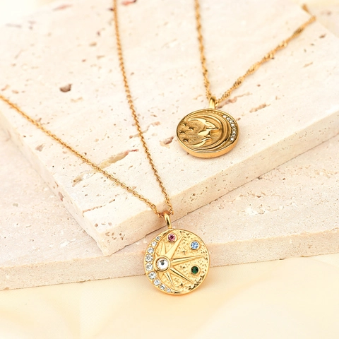 Collier Pendentif Pièce Soleil Lune en Acier Inoxydable Vintage pour Femme Plaqué Or Incrusté de Zirconia Bijoux Célestes