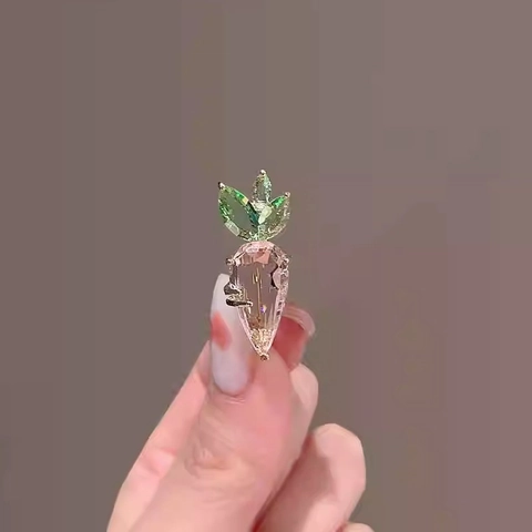 Squisita Spilla a Carota in Lega con Strass Rosa per Donna Moda Color Oro Gioielli a Forma di Frutta per Colletto