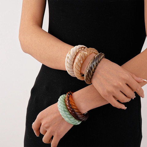 Retro Gestreiftes Acryl Manschettenarmband Marmoriertes Harz Offener Armreif Vintage Chunky Geometrischer Schmuck Damen
