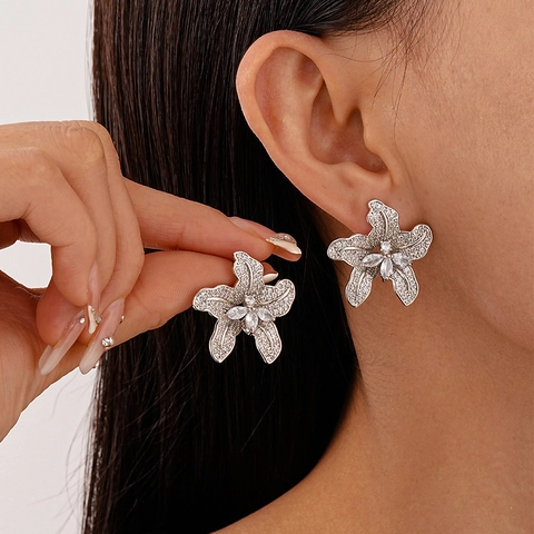 Orecchini A Lobo A Fiore Zircone Scintillante Micro Pavé Design 3D Cinque Petali Gioielli In Rame Con Perno In Argento