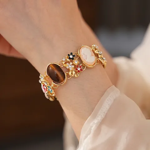 Retro Goldfarbenes Legierungsarmband Cameo Relief Porträt Bunte Harz Edelsteine Florale Emaille Strasssteine