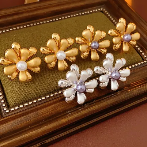 Retro Große Blumenstecker Mit 18K Vergoldeter Legierung Künstliche Perlenimitat Und Silberstecker Für Damen