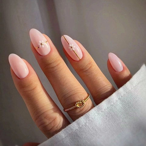 Mandel Aufdrücknägel Rosa Weiße Blume Goldlinie Glänzend Süße Maniküre Für Damen