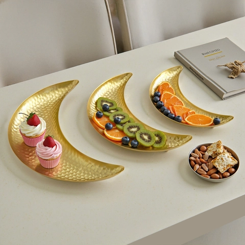 Decorative Crescent Moon Hammered Iron Trays Vintage Metal Serving Plates For Fruit Dessert Snacks Luxury Home Decor Accessory