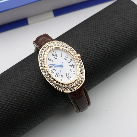 Elegant Dames Quartz Horloge Met Ovalen Legering Kast En Steentjes En Leren Band Met Krokodillenpatroon Retro Stijl