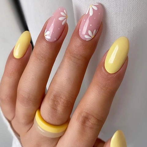 Press On Nagels Madeliefje Bloemenpatroon Nude Roze Geel Glanzend Amandelvorm Minimalistische Stijl Kunstnagels