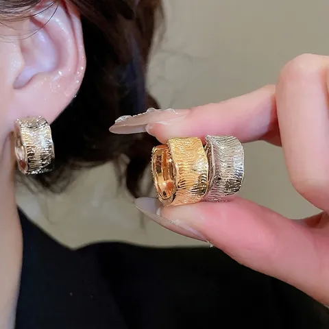Breite Creolen Kupfer 18K Vergoldet Unregelmäßige Wellentextur Mit 925 Sterling Silber Ohrstecker Für Damen Mode