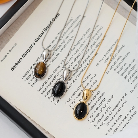Retro Oval Pendant Necklace For Women Minimalist Alloy Snake Chain Resin Black Stone French Style Jewelry