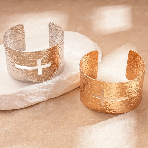 Breites Eisen Manschettenarmband Hammerschlag Textur Hohlkreuz Offener Reif Vintage Religiöser Modeschmuck Damen