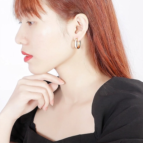 Pendientes De Aro De Acero Inoxidable Con Incrustaciones De Concha Blanca Huggie En Forma De U Para Mujeres