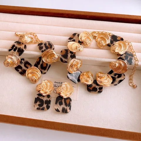 Retro Leopard Print Harz Quadratische Halskette Armband Und Ohrringe Mit Silbernem Ohrstecker Legierung Schmuck