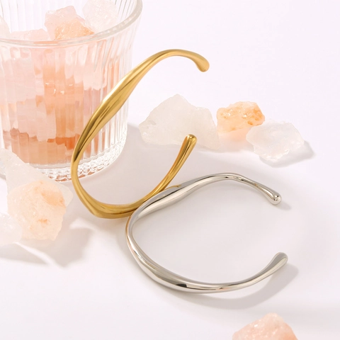 Irregulärer Wellen Offener Armreif 18K Vergoldeter Edelstahl Minimalistisch Flüssigmetall Textur Schmuck Für Frauen