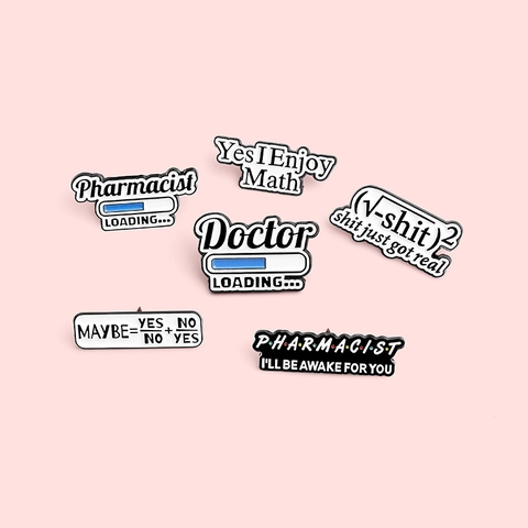 Spilla da Balia in Smalto con Formule Matematiche Umoristiche Distintivo di Caricamento per Medico e Farmacista Design Creativo Accessorio in Lega