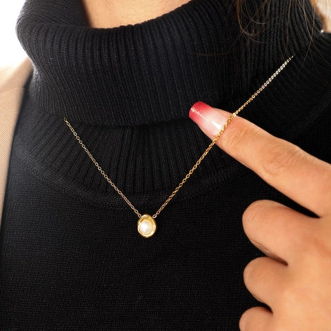 Elegante Collar Con Colgante De Perla Artificial Acero Inoxidable Chapado En Oro De 18K Joyería Minimalista Francesa Vintage Para Mujer No Se Desvanece