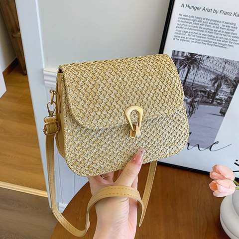 Women Woven Straw Crossbody Bag Summer Beach Vacation Casual Flap Shoulder Purse With Horseshoe Metal Lock