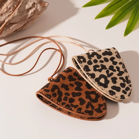 Collana Con Ciondolo A Scudo Triangolare In Ecopelle Leopardata Borsa Magnetica Per Occhiali Catena Maglione Donna