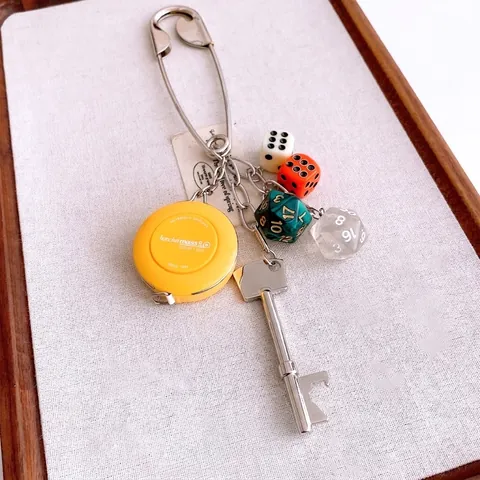 Portechiavi Creativo A Spilla Di Sicurezza Con Mini Metro A Nastro Dadi In Resina Ciondolo Chiave In Metallo Accessorio Borsa Punk