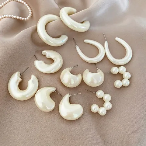 Retro Elegant Artificial Pearl White Acrylic Earrings For Women With Silver Earring Post C-Shaped Geometric Simple Style