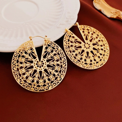 Pendientes De Aro De Disco Con Patrón Hueco Vintage Color Oro Aleación Geométricos Estilo Real Con Poste De Acero Para Mujeres